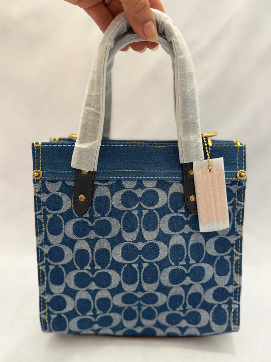 Coach Field Tote 22 en Signature Denim