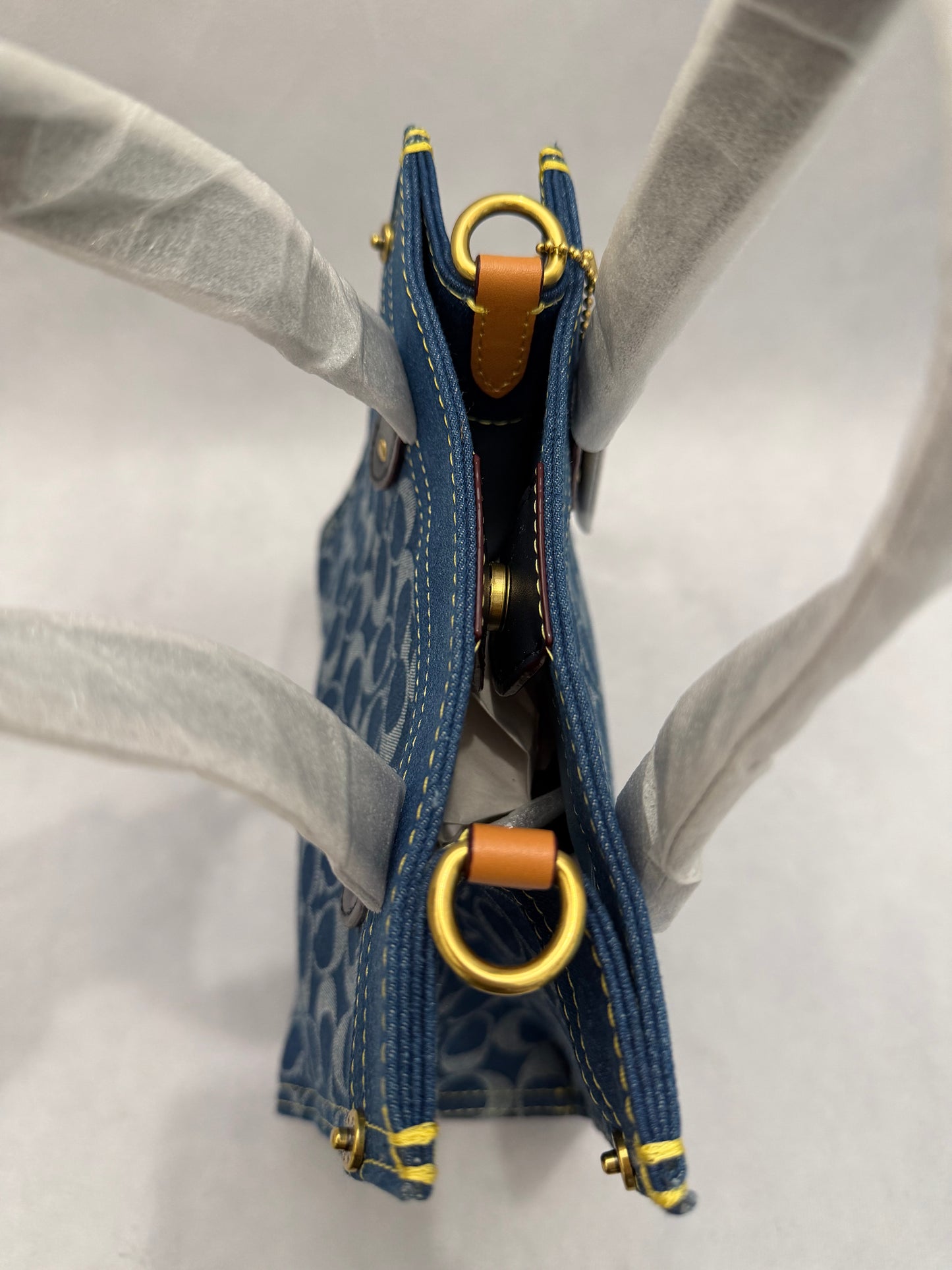 Coach Field Tote 22 en Signature Denim
