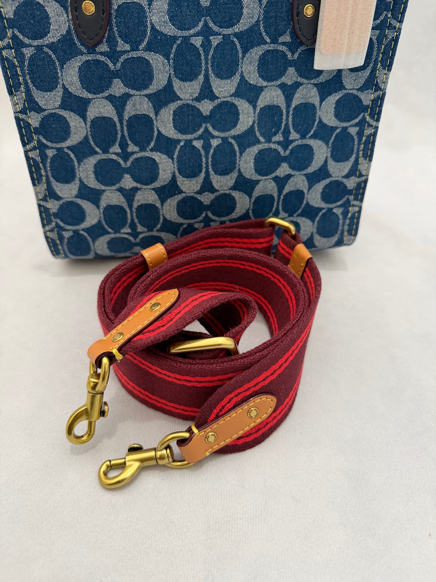 Coach Field Tote 22 en Signature Denim