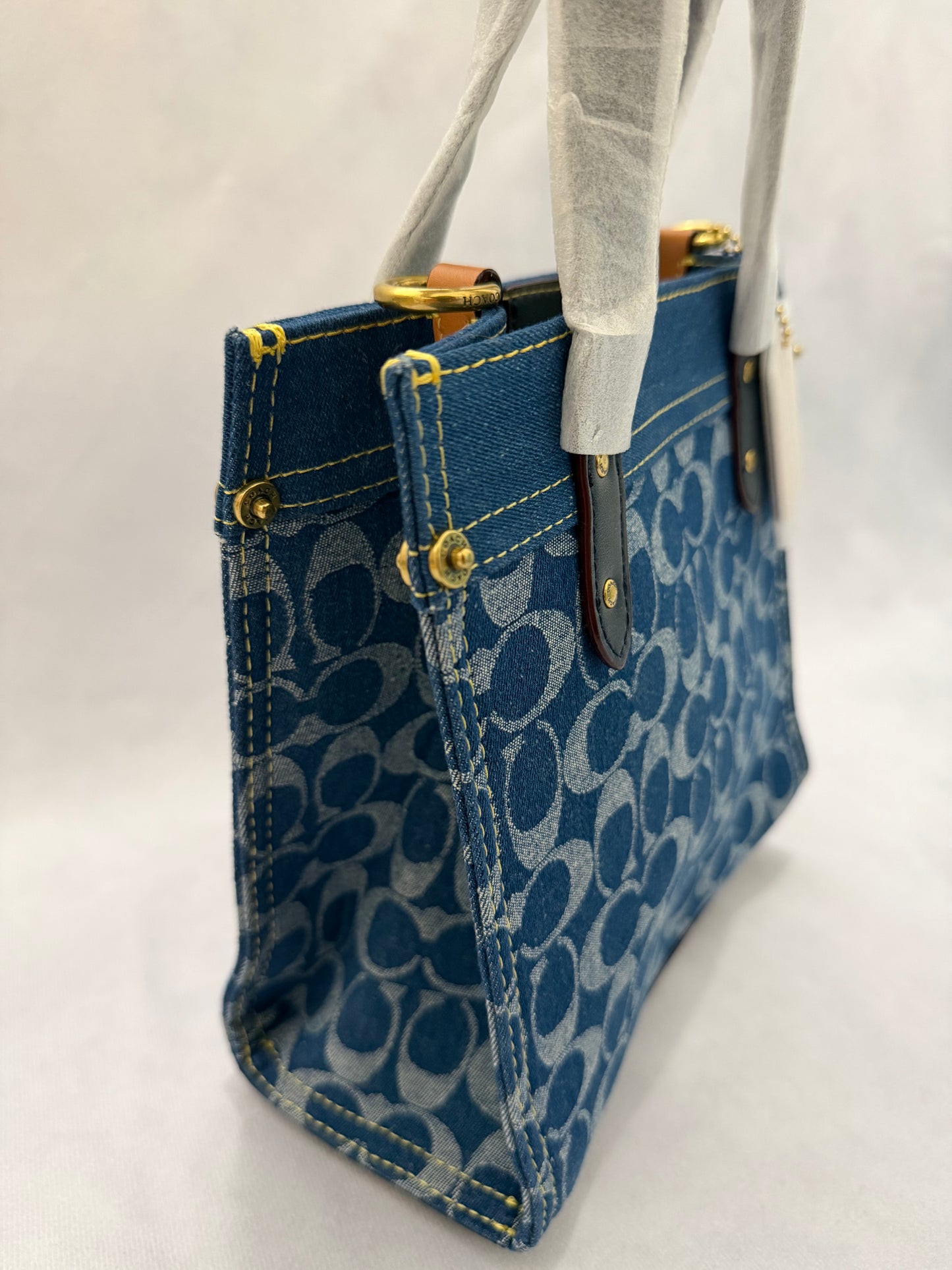 Coach Field Tote 22 en Signature Denim