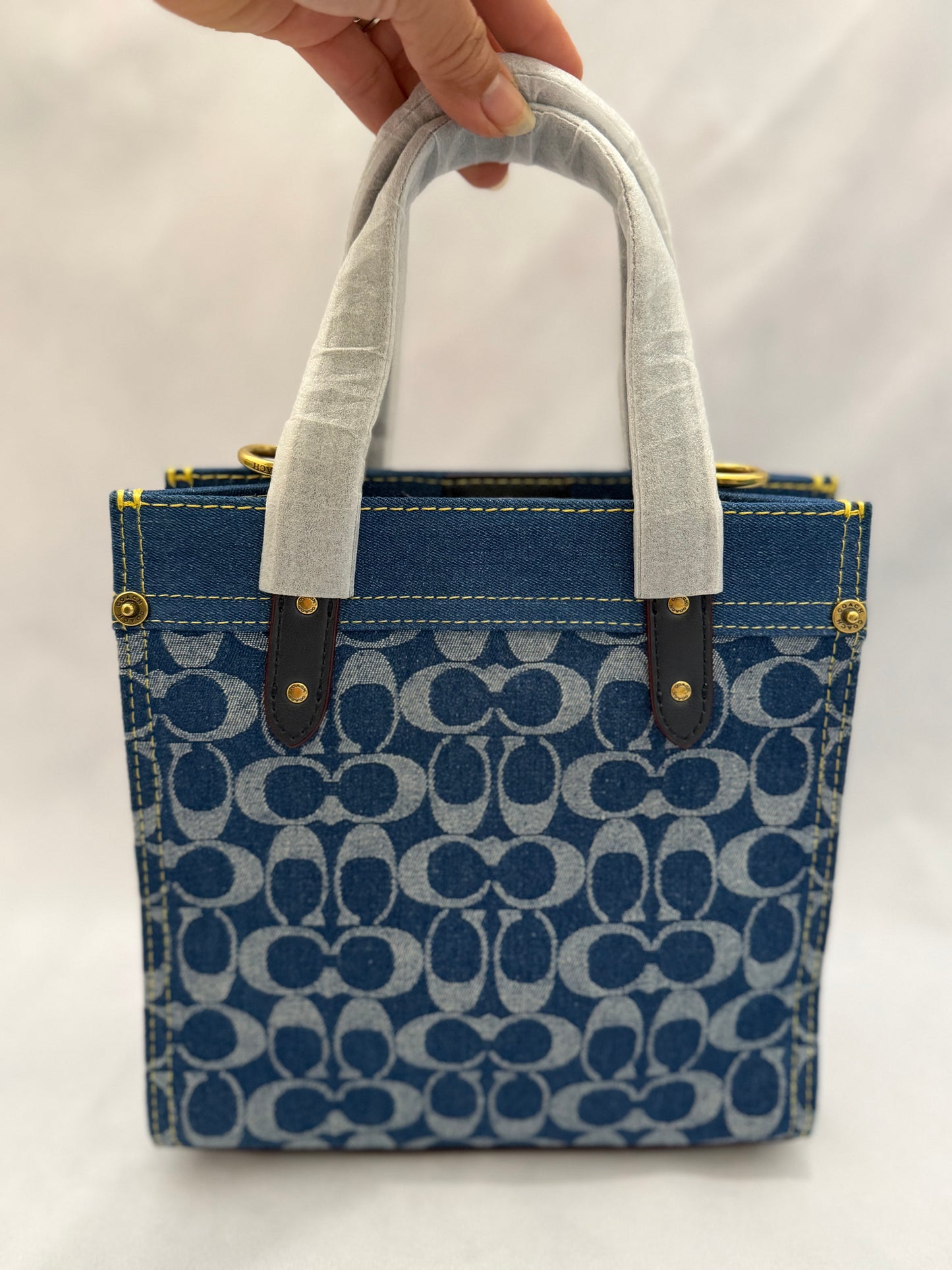 Coach Field Tote 22 en Signature Denim
